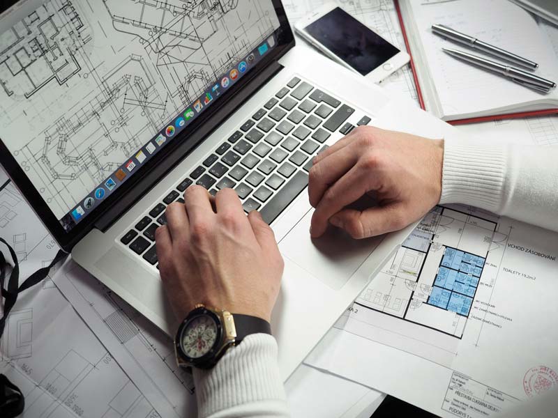 Arquitecto interpretando un plano