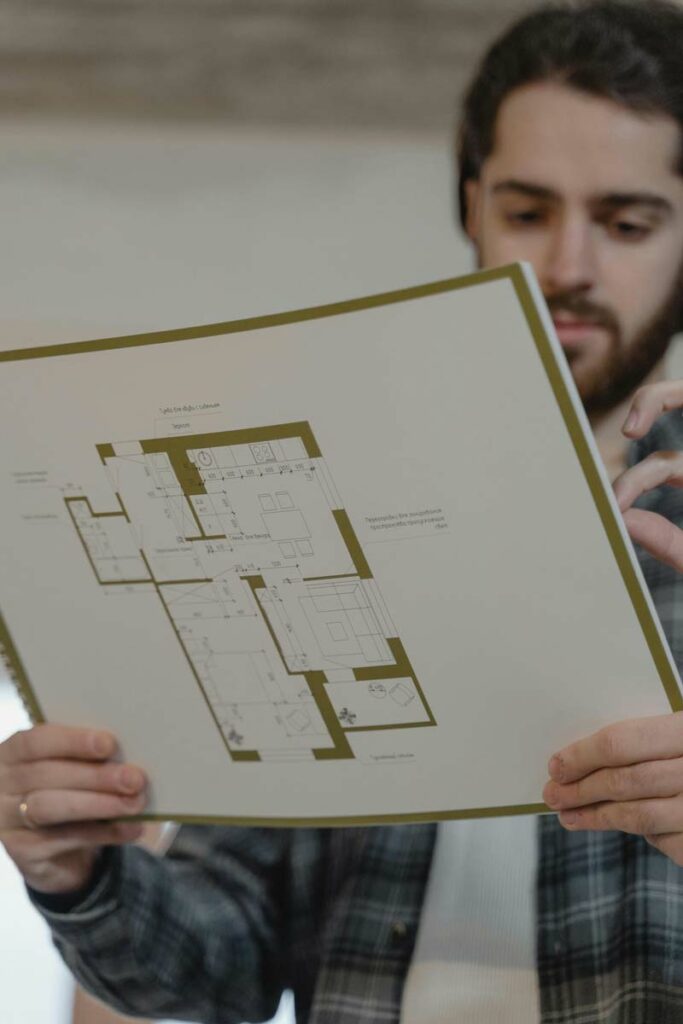 Arquitecto interpretando un plano